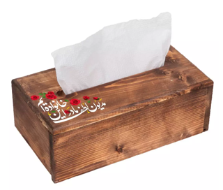 جادستمال کاغذی چوبی رنگ تیره با شعار مدیون لطف مادر این خانواده ایم طرح گل